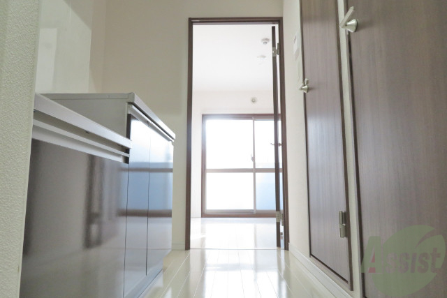 玄関　玄関から撮影しました。陽が差して明るい雰囲気ですね。