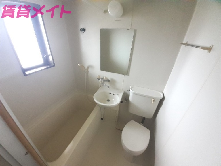 バス・シャワールーム　別部屋写真参照。