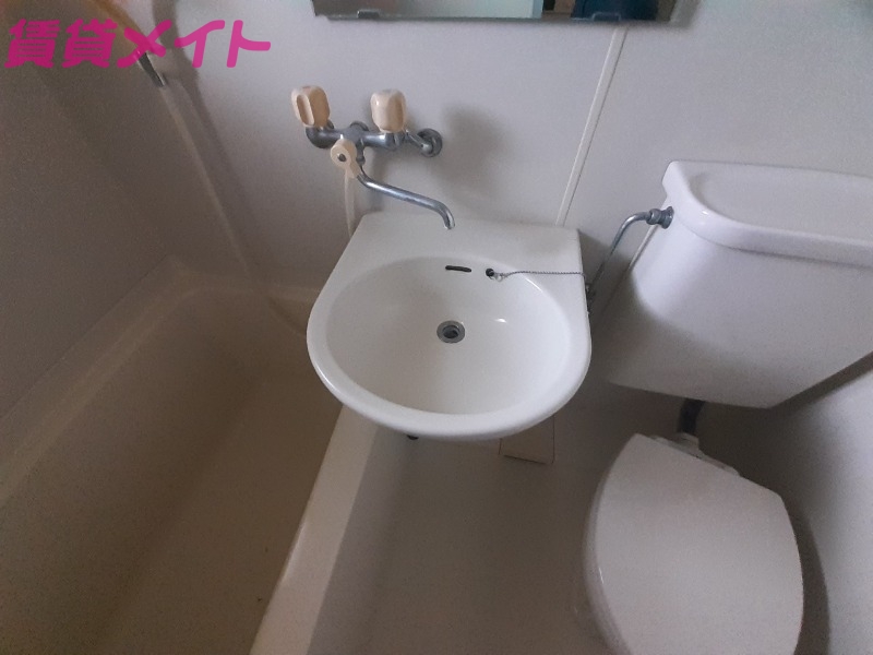 洗面設備　別部屋写真参照。
