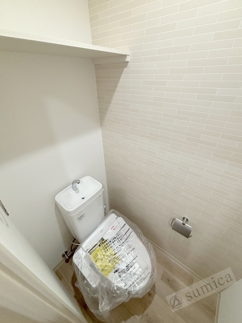 トイレ　人気アイテムの温水洗浄便座。清潔感のあるトイレです。