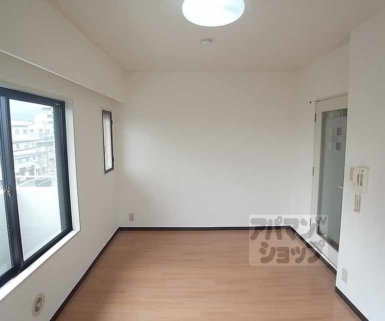 居室・リビング　７帖の洋室です