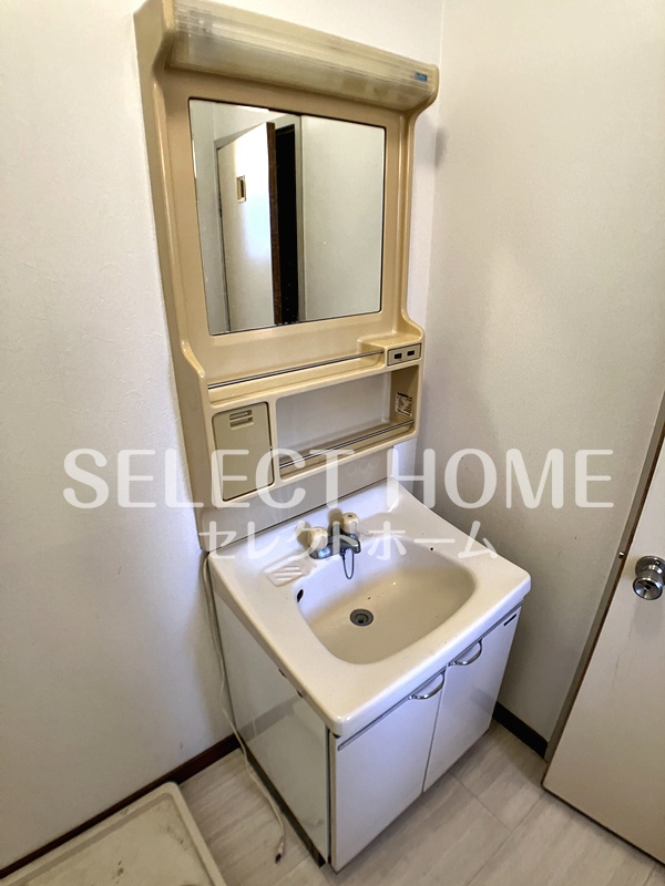 洗面設備　独立洗面化粧台が付いています