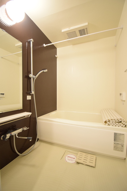 バス・シャワールーム　鏡付きの浴室★