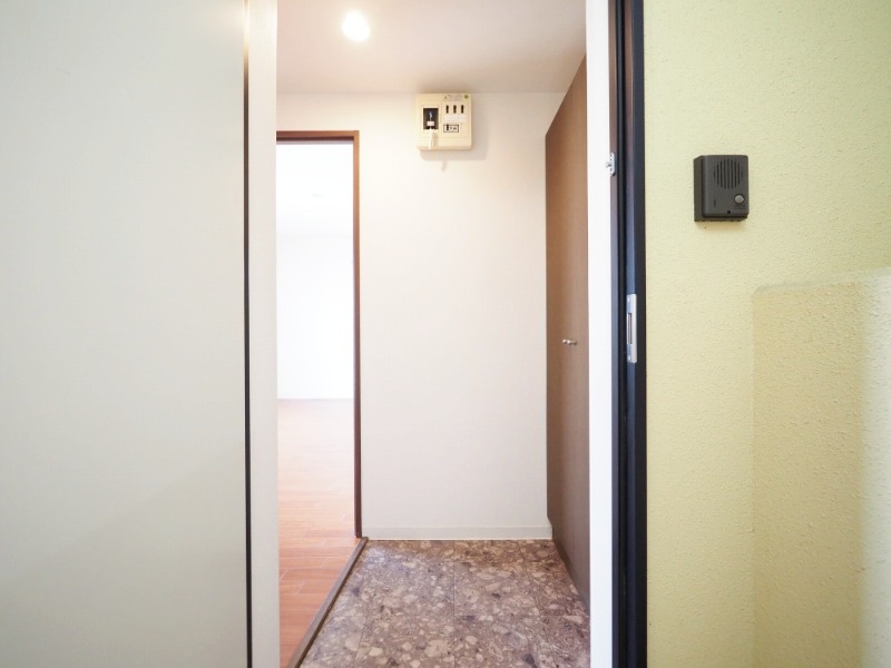 玄関　同物件別室のお部屋です