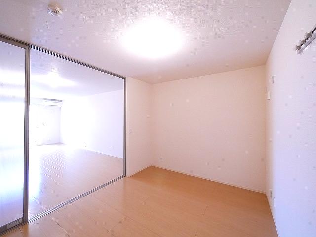 その他部屋・スペース　落ち着いた色調の寝室です