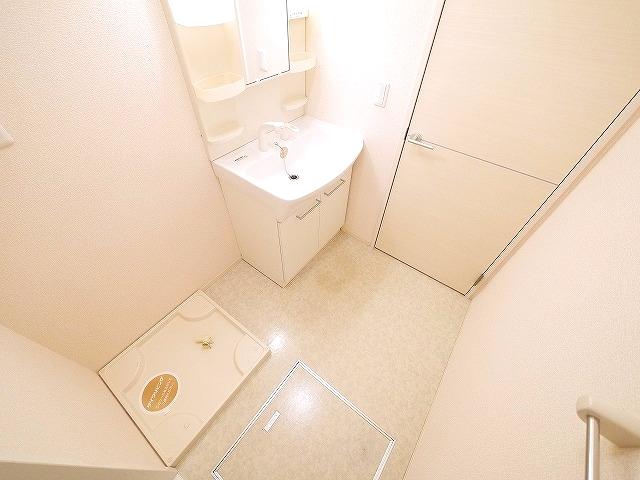 洗面設備　明るい洗面所です