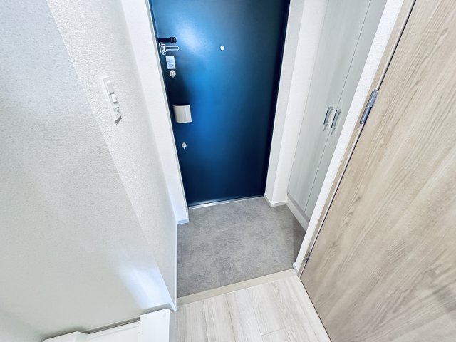 玄関　（イメージ）同タイプの写真です。