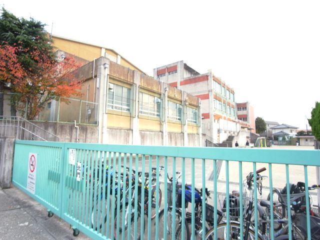 小学校　名古屋市立極楽小学校（小学校）まで689m