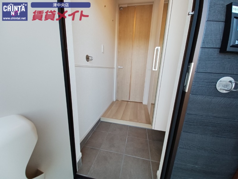 玄関　同型部屋写真です。