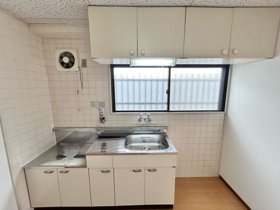 キッチン　窓があり換気できます！収納も充実！