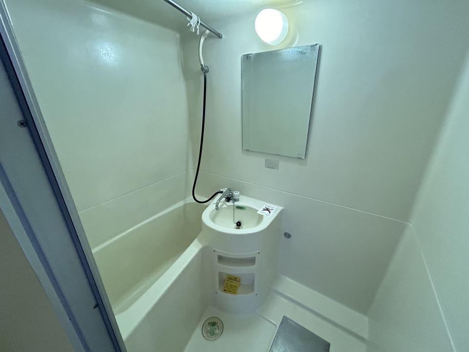 バス・シャワールーム　鏡付きの浴室です！トイレと別々！