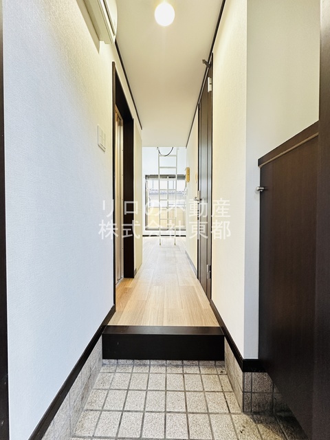 玄関　玄関には下駄箱があるのでスッキリとした空間を保てます