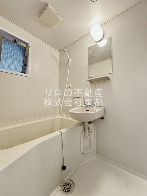 バス・シャワールーム　洗面ボールと一体型のバスルームです♪