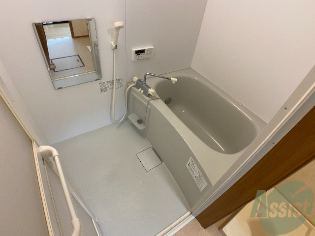 バス・シャワールーム　バスルームは狭すぎず、シャワーも浴びやすそうです。
