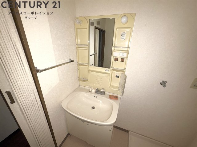 洗面設備　鏡の大きな独立洗面台です♪