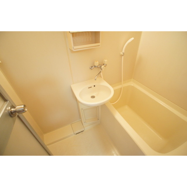 バス・シャワールーム　清潔感のあるバスルーム