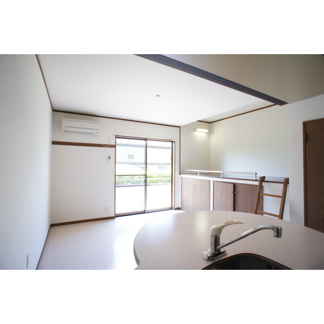 居室・リビング　キッチンもエアコンが効いて快適です