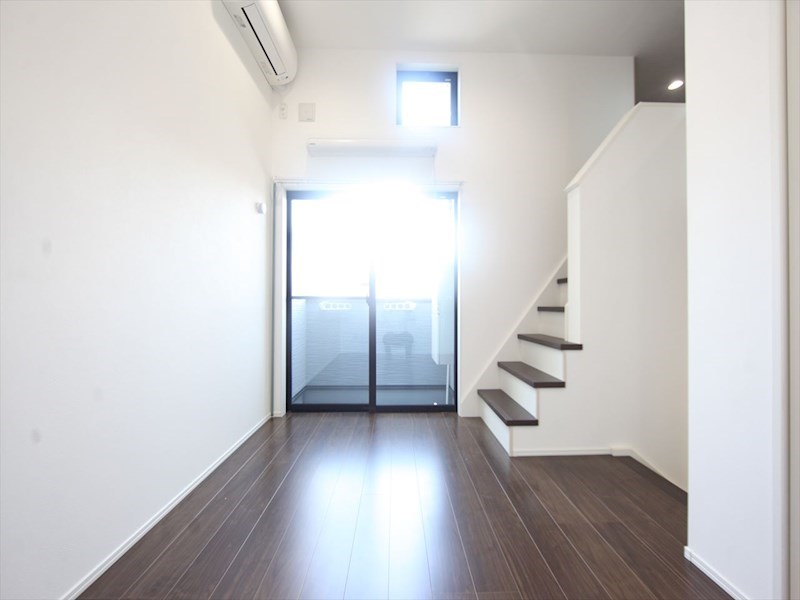 バルコニー　洋室5.3帖　ロフト4.9帖（収納にも寝室にも使えます）