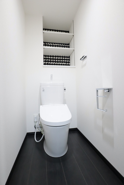 トイレ　★収納棚も嬉しいトイレ★ｖＡ号室別階も同種同型の仕様となりま