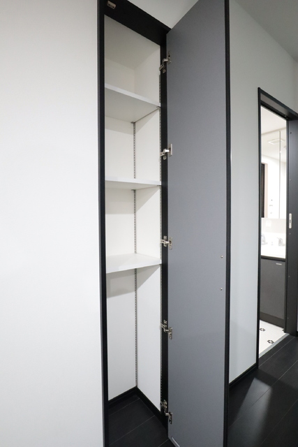 収納　★ＬＤＫ横の収納もストック品等を置くのに便利★Ａ号室別階も同