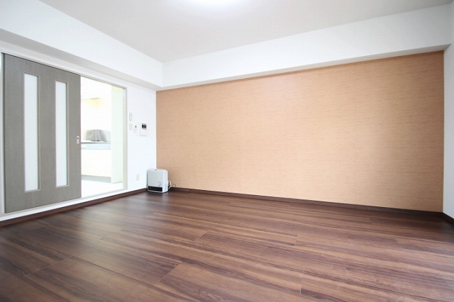 居室・リビング　同物件、別号室のものです。