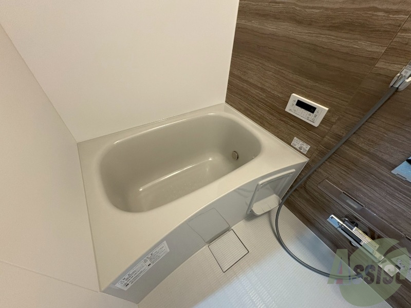 バス・シャワールーム　こちらはバスルームになります。追い焚き機能付です。