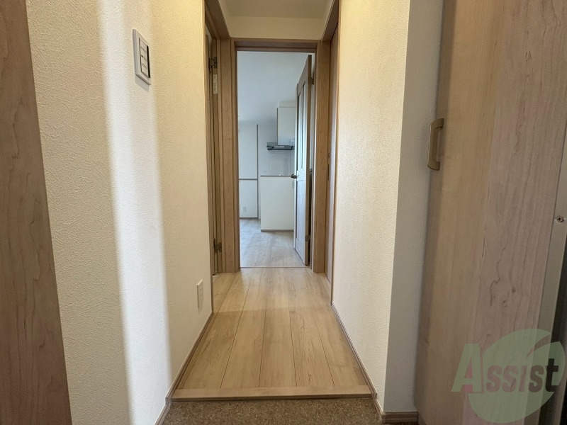 玄関　こちらは玄関になります。照明設備ございます。