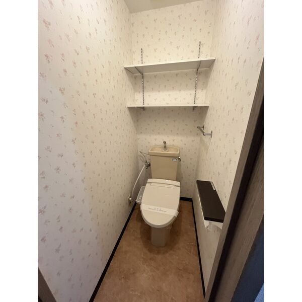 トイレ　落ち着いた色調のトイレです