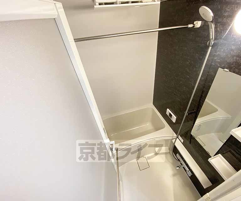 バス・シャワールーム　鏡のある便利なお風呂