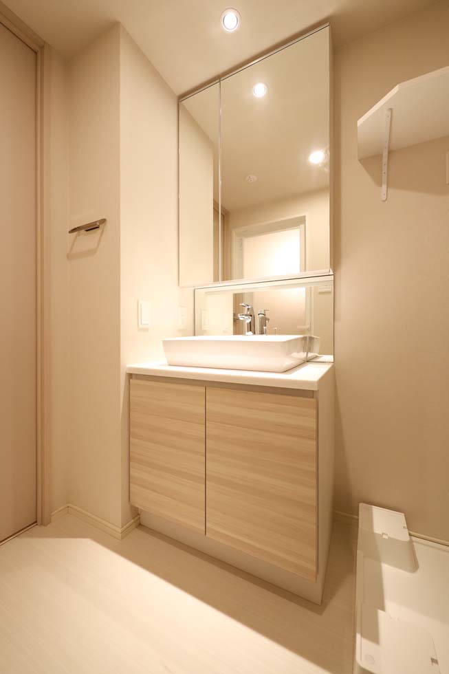 洗面設備　明るい室内です