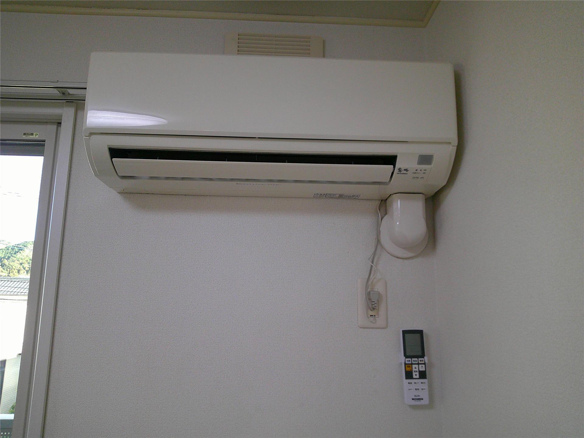 収納　ダイニングのエアコン