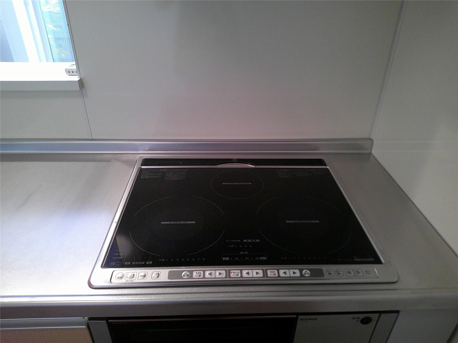 居室・リビング　3口コンロで料理も捗ります