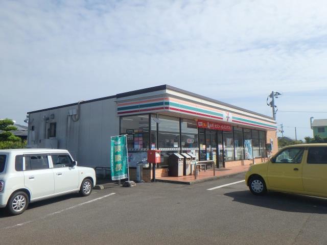 コンビニ　セブンイレブン（コンビニ）まで1051m