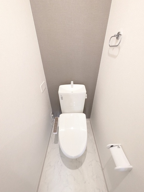 トイレ　嬉しい温水洗浄便座付き