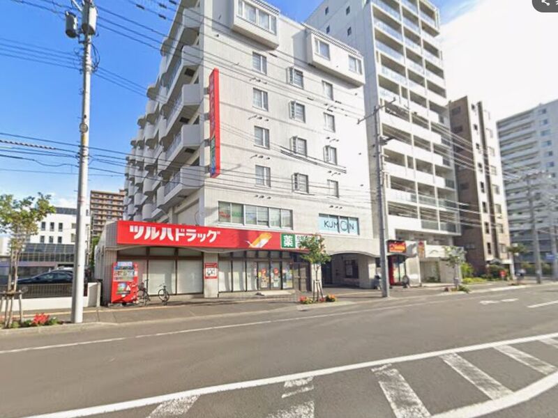 ドラックストア　調剤薬局ツルハドラッグ北12条店（ドラッグストア）まで613m