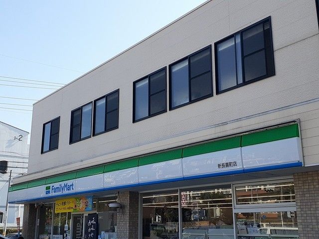 コンビニ　ファミリーマート（コンビニ）まで550m