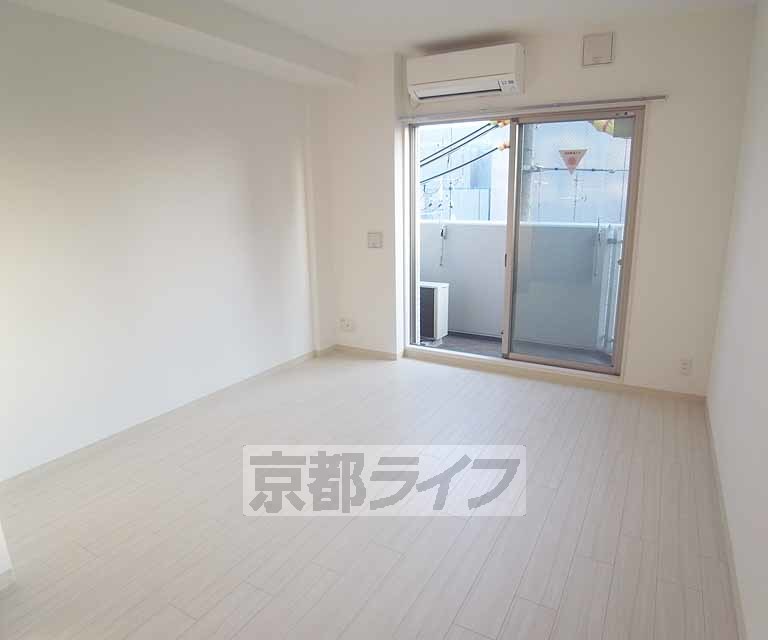 居室・リビング　窓が２つで採光のいいお部屋です