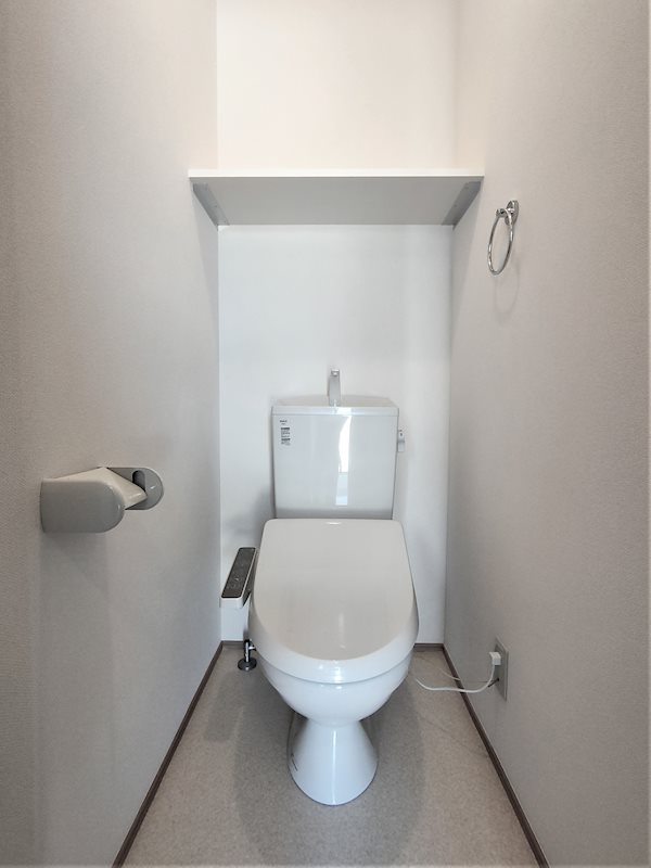 トイレ　温水洗浄便座付きのトイレです。