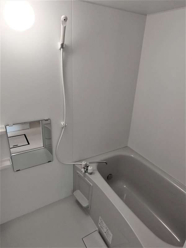 バス・シャワールーム　清潔感のあるバスルームです。