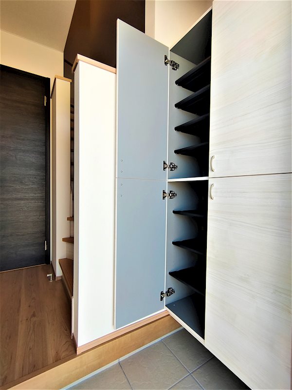 玄関　大容量のシュークローゼット完備。