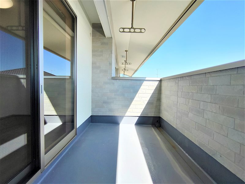 バルコニー　日当たり良好で広いバルコニー。