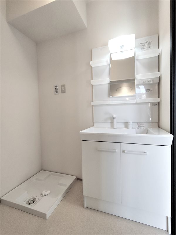 洗面設備　独立洗面化粧台と洗濯用防水パンがございます。