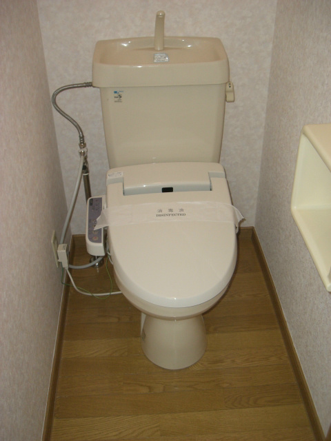 トイレ　温水洗浄便座ついています