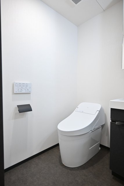 トイレ　落ち着いた色調のトイレです