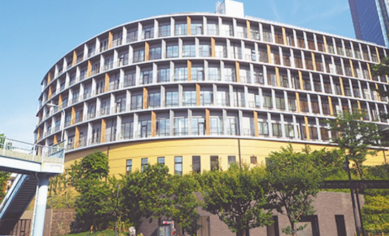 小学校　港区立小中一貫教育校赤坂学園赤坂小学校（小学校）まで470m