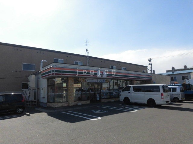 コンビニ　セブンイレブン札幌新川2条店（コンビニ）まで393m