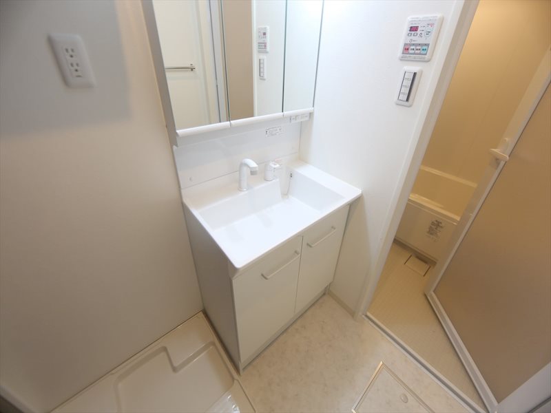 洗面設備　脱衣所　独立洗面台（シャンプードレッサー付）収納スペース有