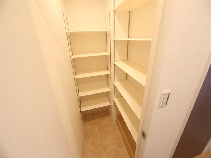 玄関　玄関　シューズクローク（収納充実してます）