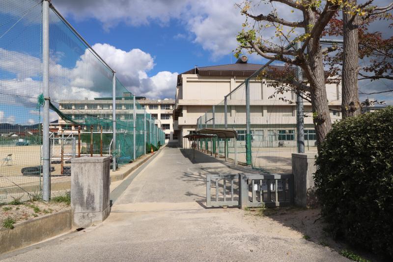 中学校　西条中学校（中学校）まで1100m