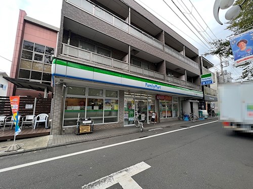 コンビニ　ファミリーマート まるいし祖師谷店（コンビニ）まで323m